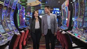 Dealer live casino berinteraksi dengan pemain di komet128 dengan akses perangkat mobile